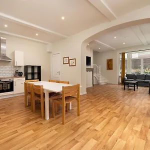 Appartement Le Calme En Plein Centre Ville: Maison 4ch 4sdb, Luik